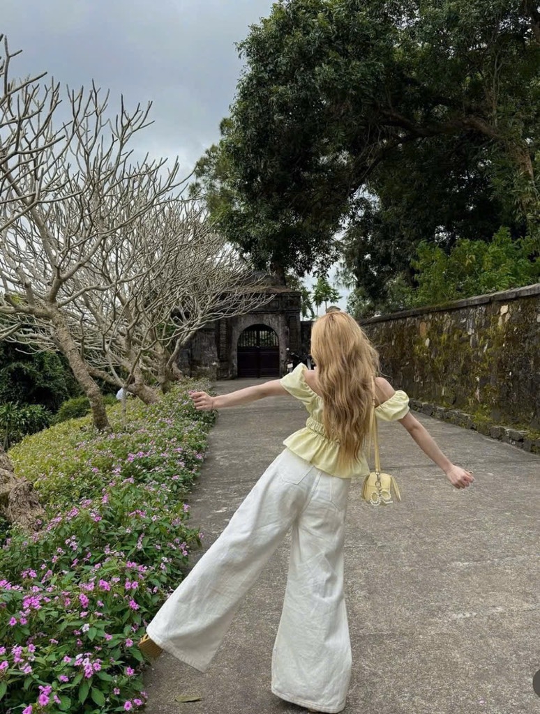 Set áo nhún tay phồng quần suông trắng