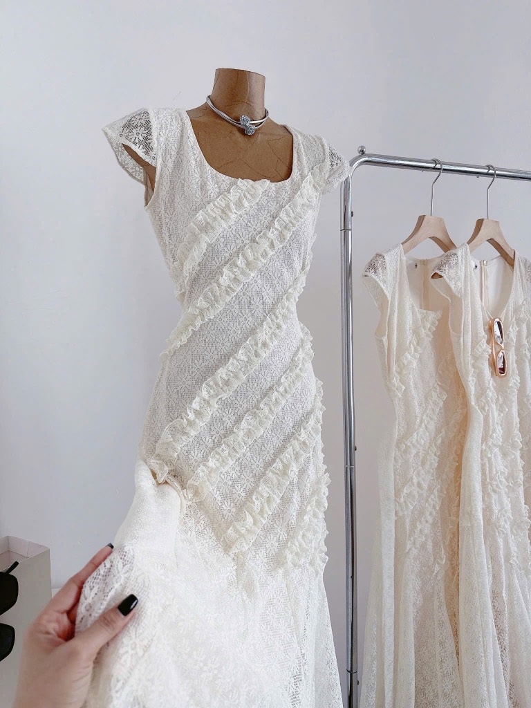 Đầm ren hoa kem tua bèo