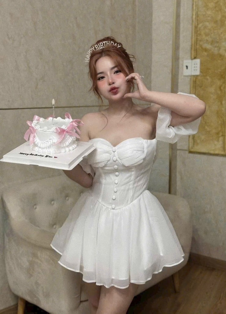 Đầm trắng cúp ngực có mút nút bọc