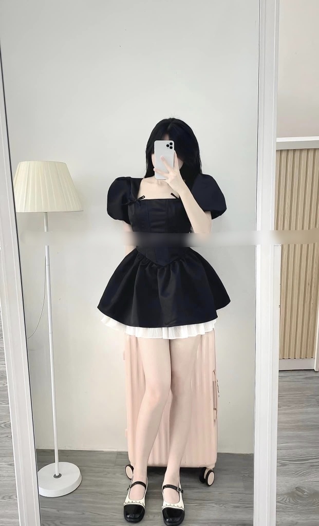 Đầm đen cổ vuông đính nơ