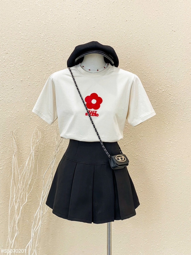 Set áo thun thêu hoa chân váy xếp li
