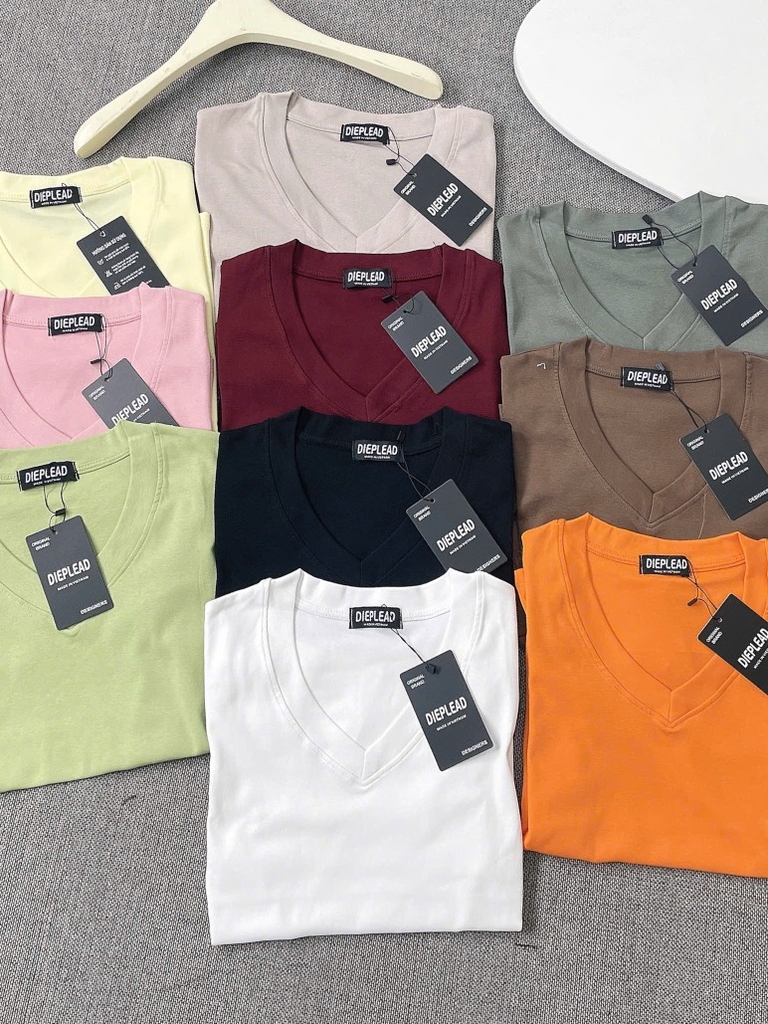 Áo thun cổ tim trơn - Form vừa