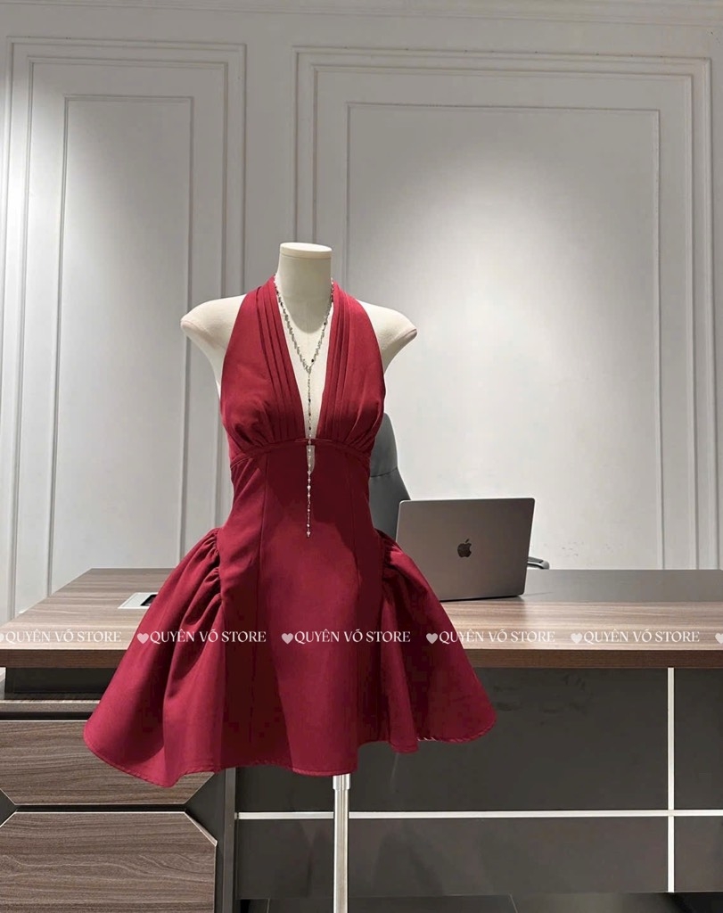 Đầm đỏ cổ yếm V phối ren