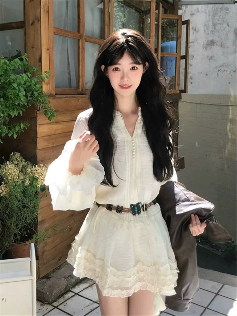 Đầm nude cổ cao V lai bèo kèm belt bướm