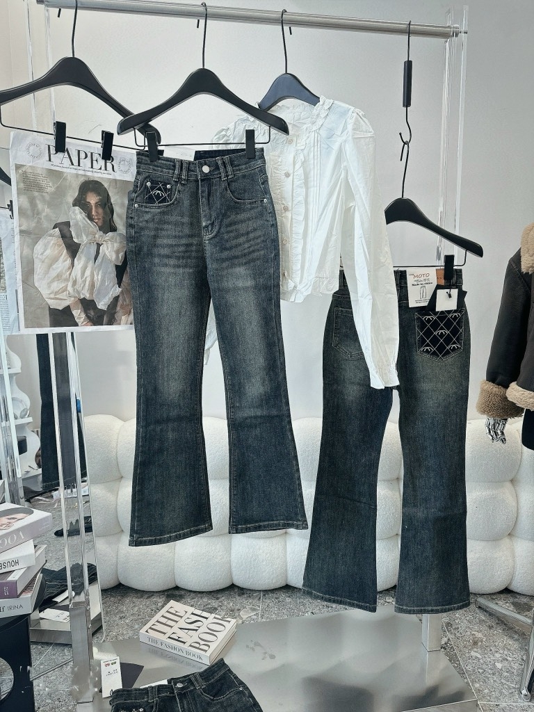 QJ 5730 Quần jean loe Chanel túi sau