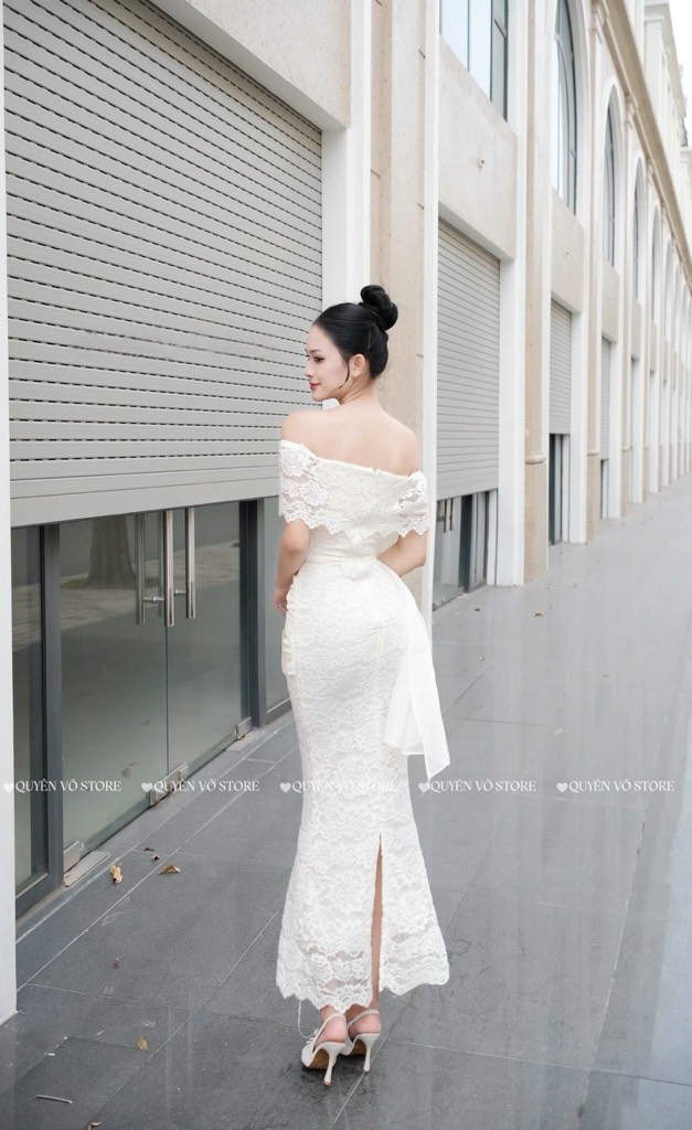 Đầm ren ôm body trễ vai