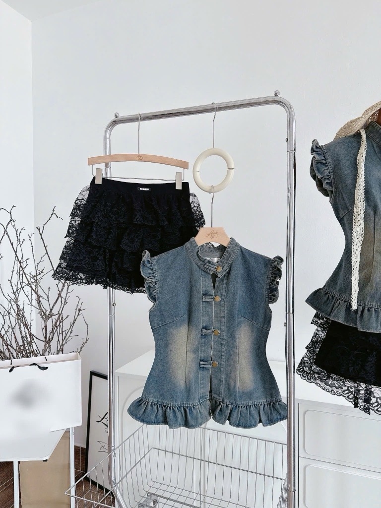 Set áo jean loang chân váy đen ren tầng