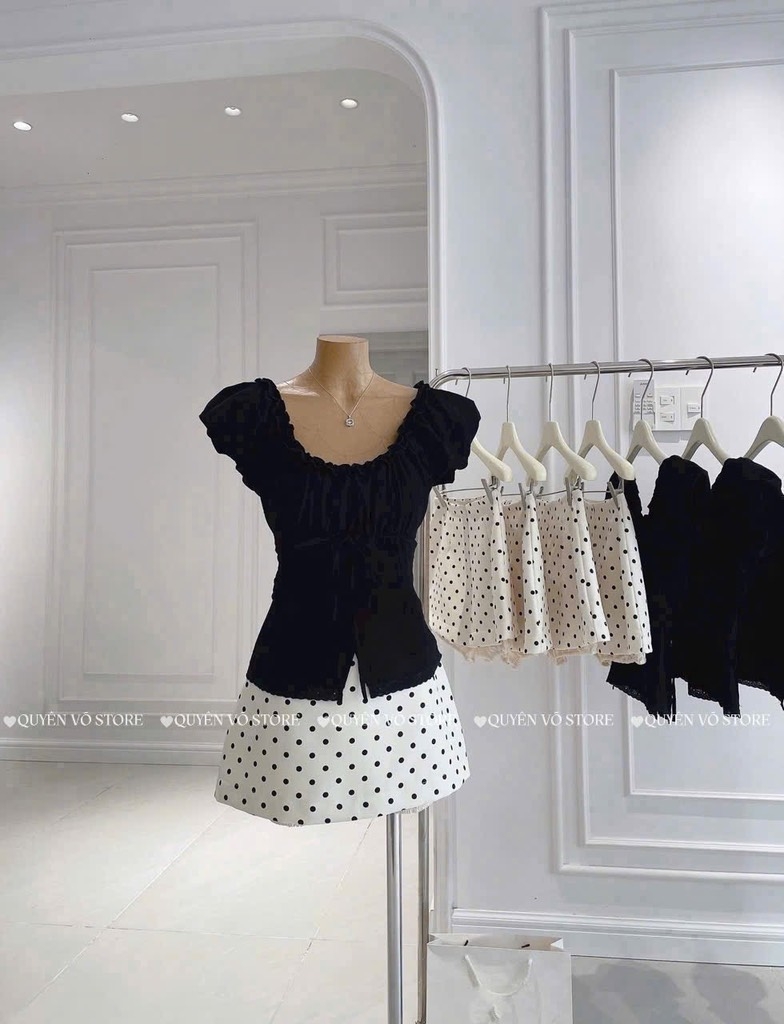 Set áo đen chân váy chấm bi