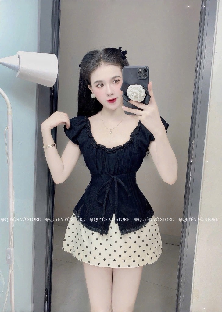 Set áo đen chân váy chấm bi