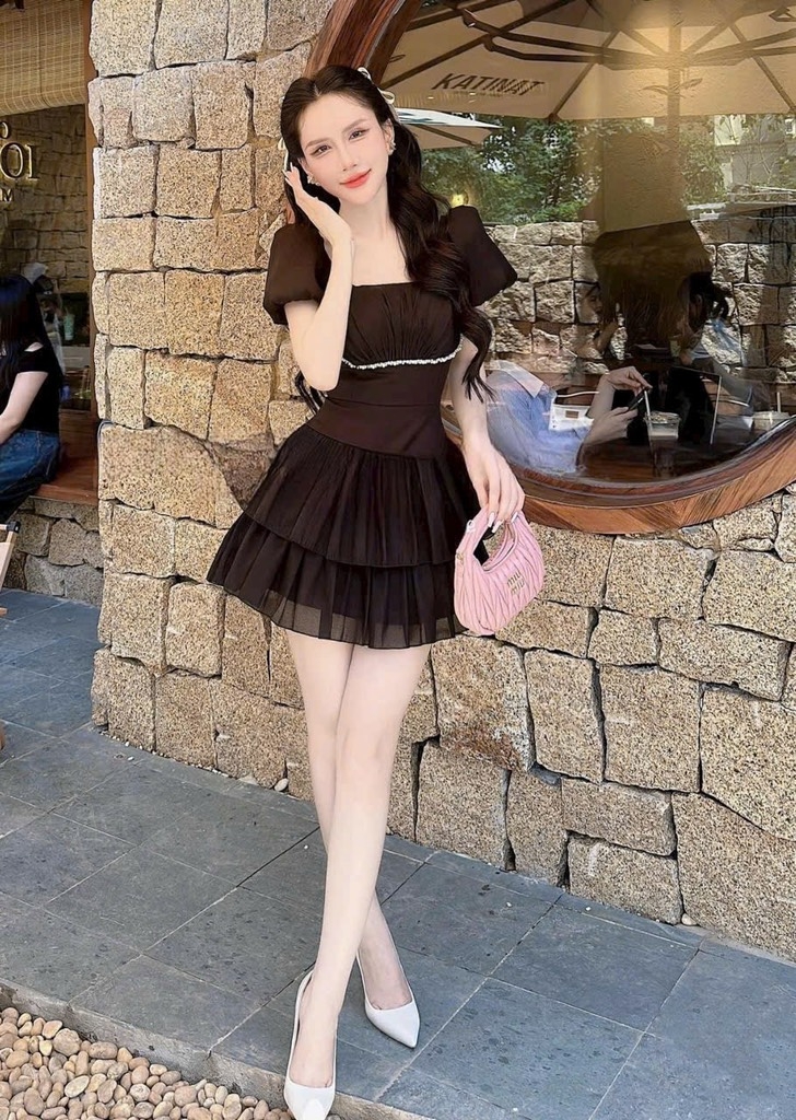 Đầm tơ đính đá ngực - Đen