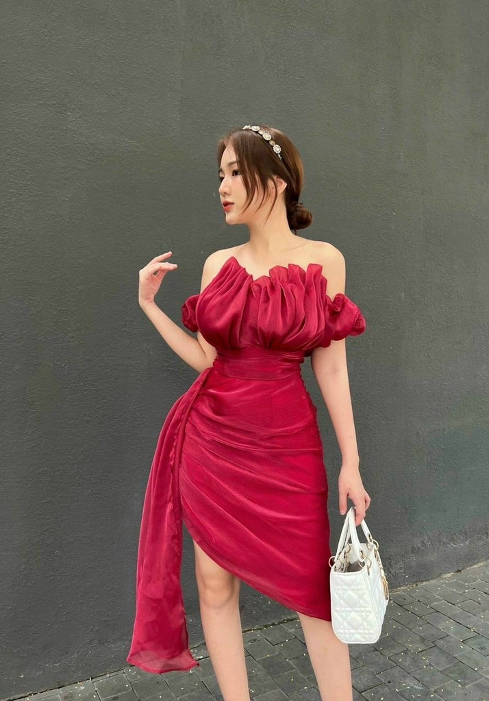 Đầm voan đỏ bẹc vai