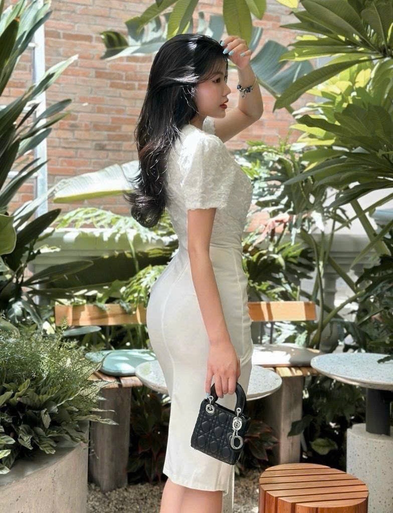 Đầm lụa phối ren hở vai