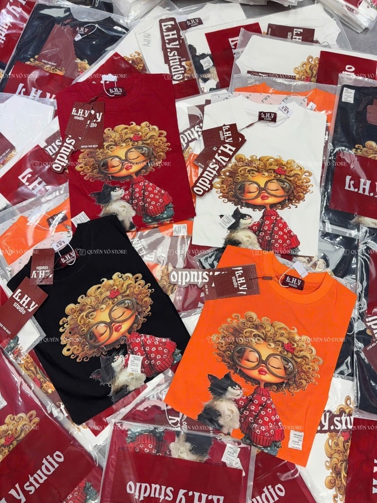 Áo thun cô gái tóc xù mèo