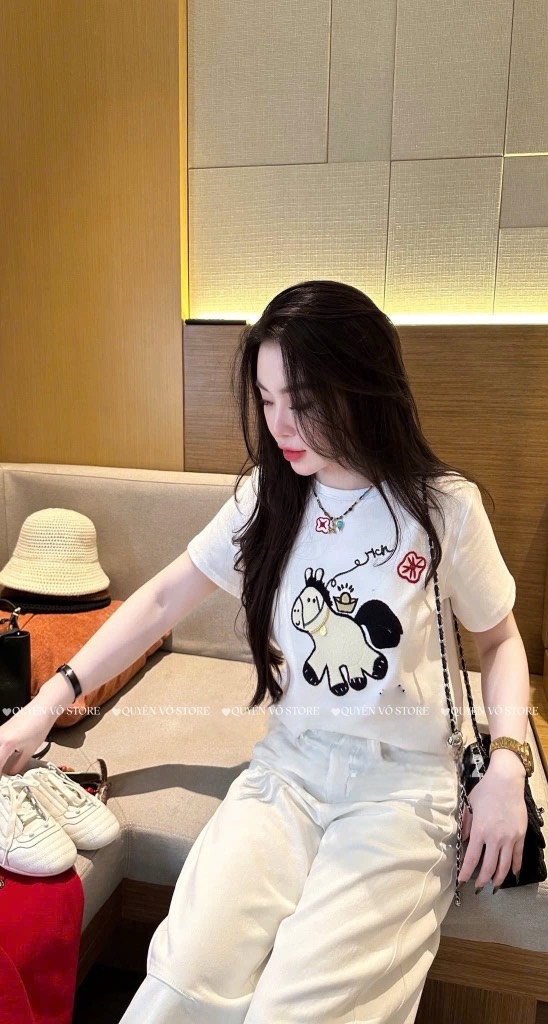 Áo thun ngựa thêu