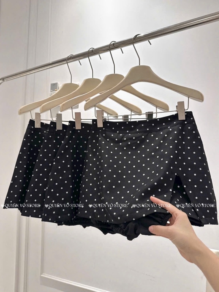 Set áo đỏ cổ V bèo nhíu x chân váy bi đen