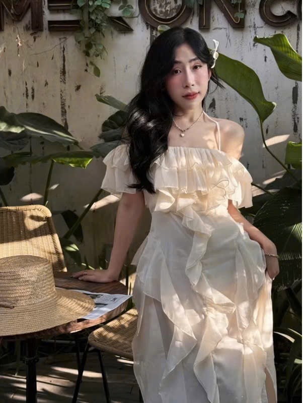 Đầm midi trễ vai kem