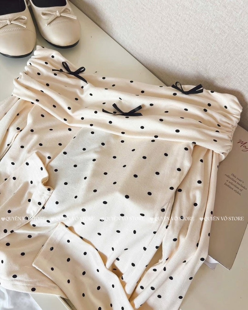 Áo chấm bi phối nơ