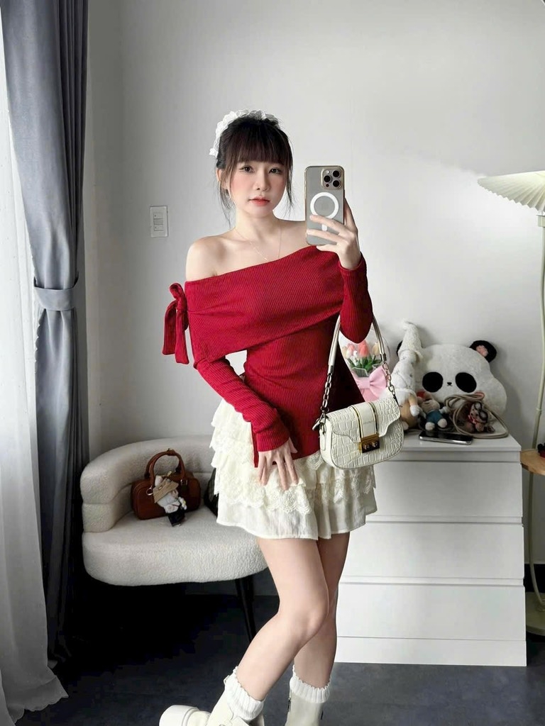 Set áo đỏ gân lệch vai chân váy kem