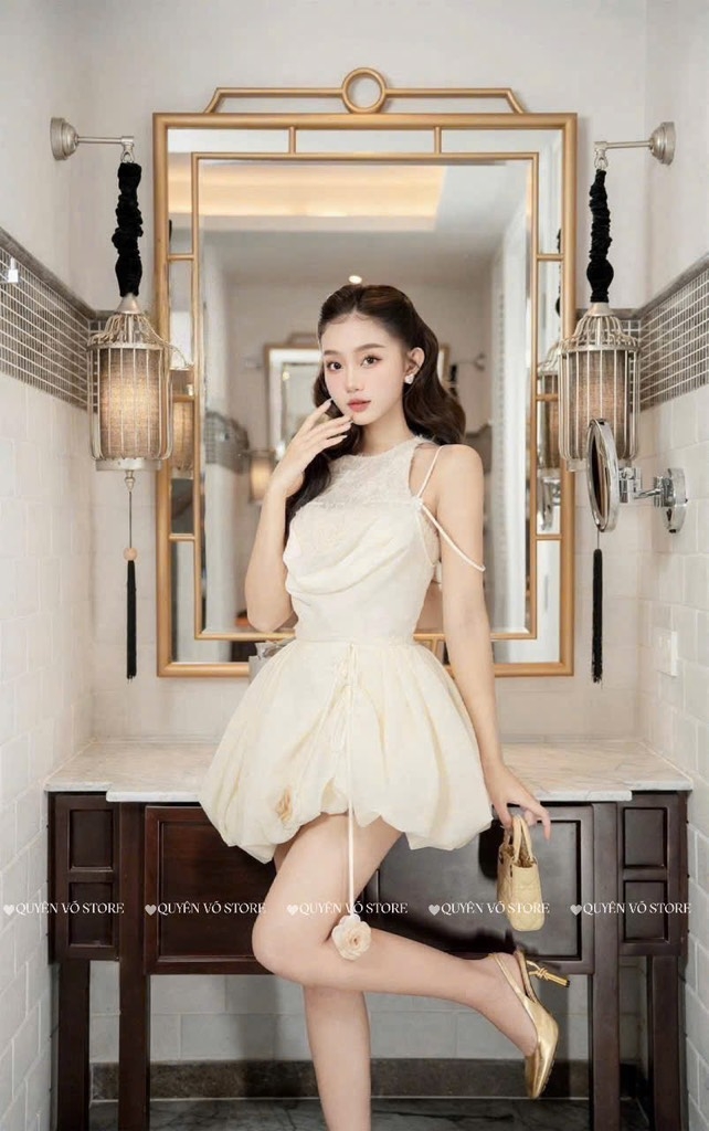 Đầm tơ dáng yếm trễ vai