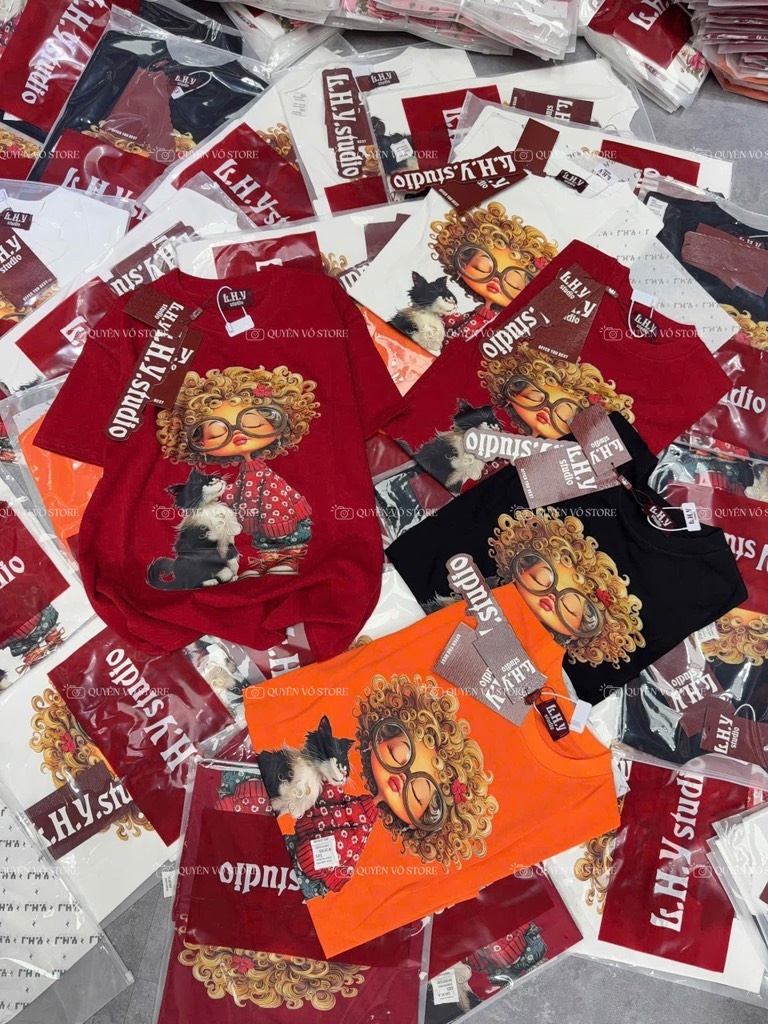 Áo thun cô gái tóc xù mèo