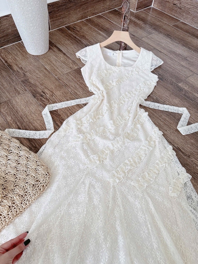 Đầm ren hoa kem tua bèo