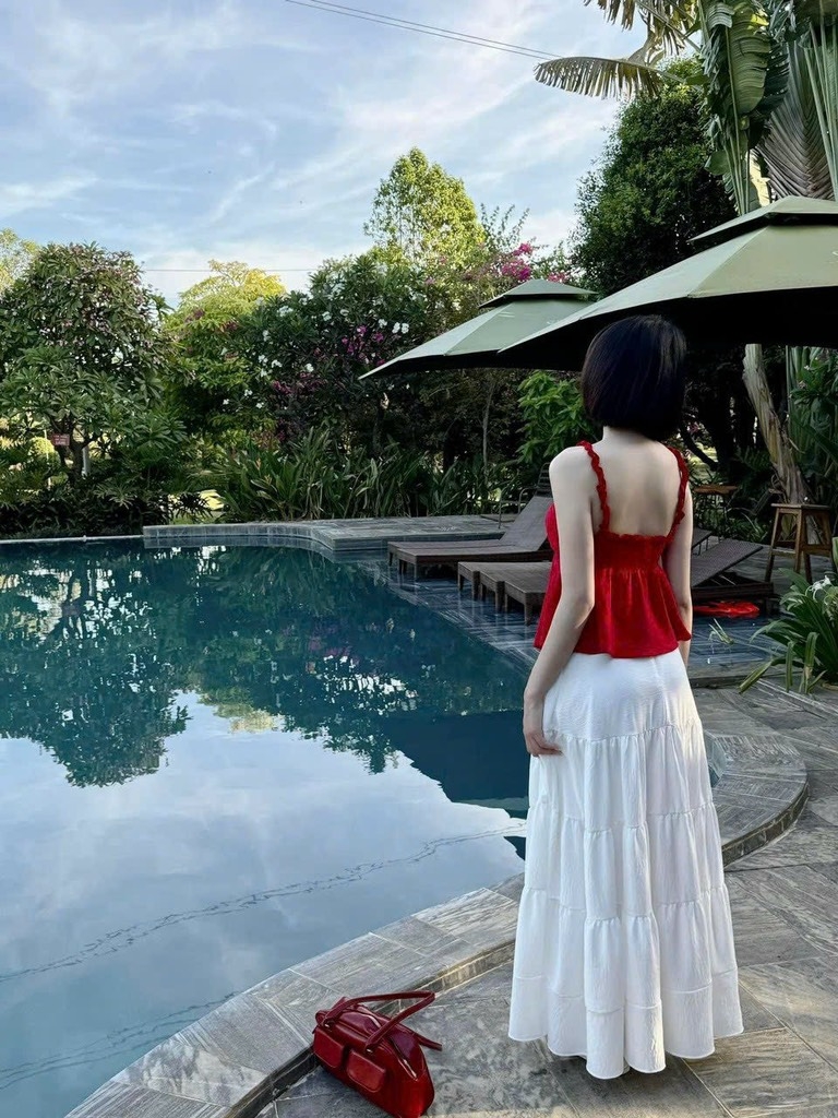 Set áo đỏ dây chéo chân váy midi trắng