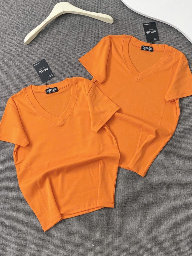 Áo thun cổ tim trơn - Form vừa