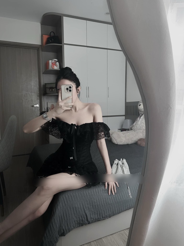 Set áo trắng viền thắt nơ trễ vai x chân váy ren