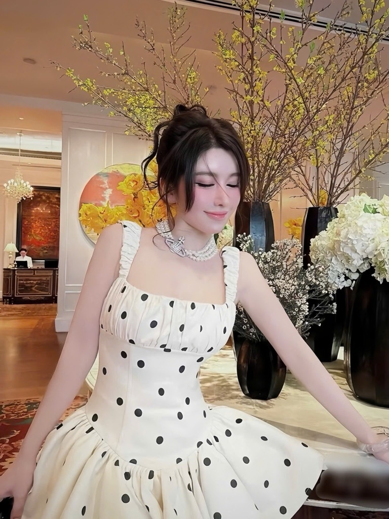 Đầm kem chấm bi 2 dây xòe