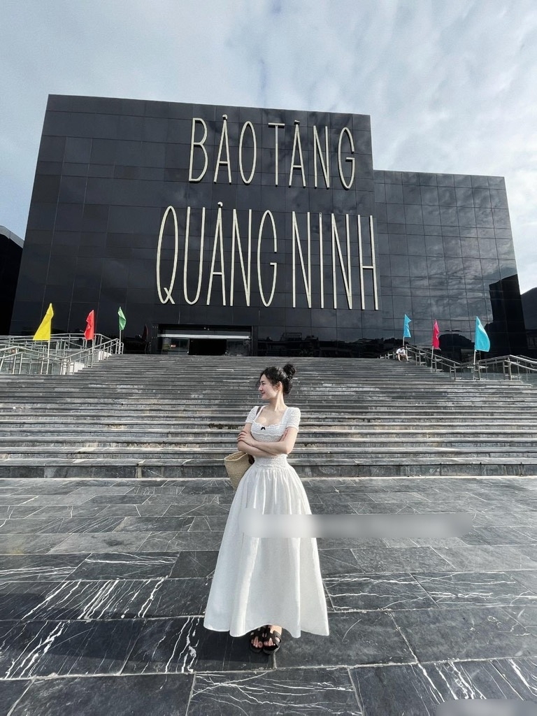 Đầm maxi cổ vuông trắng nơ đen