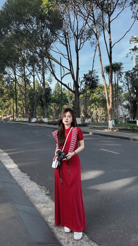 Đầm midi đỏ choàng cổ