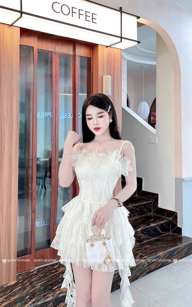 Đầm ren đính hoa tua