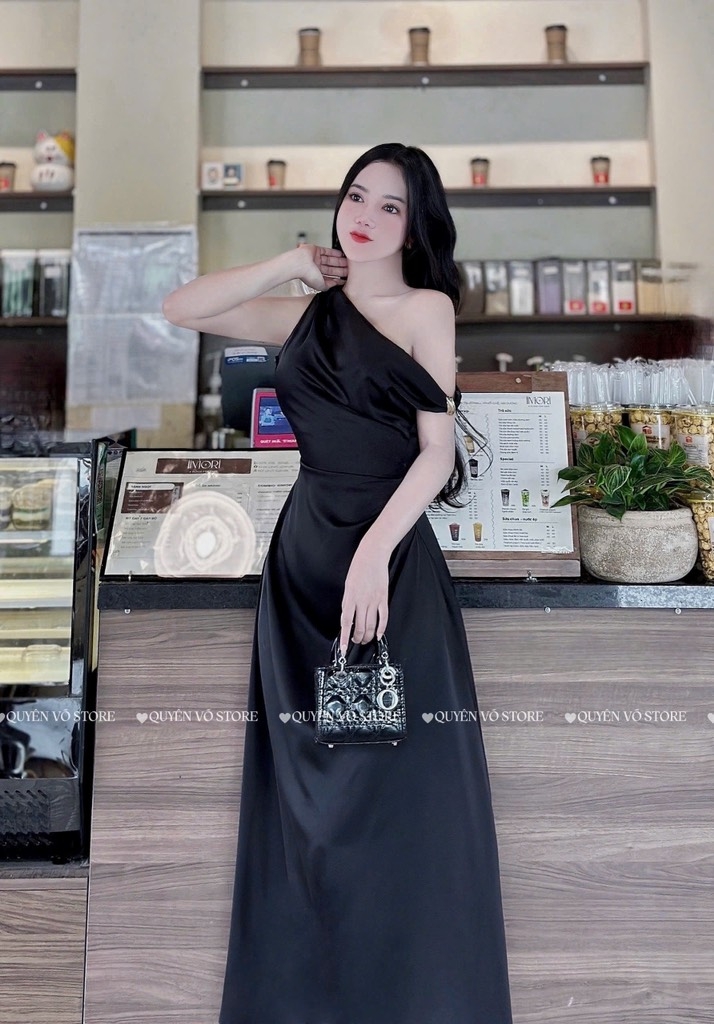 Đầm lụa lệch vai xếp ly eo - Đen