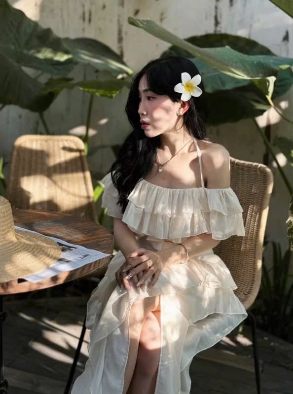 Đầm midi trễ vai kem