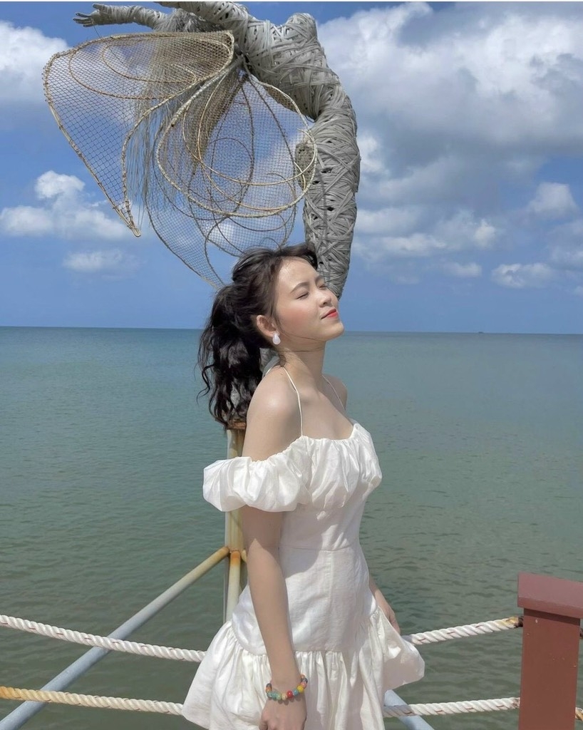 Đầm trễ vai đuôi cá - S