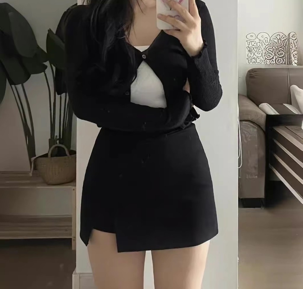 Chân váy ngắn chẻ v