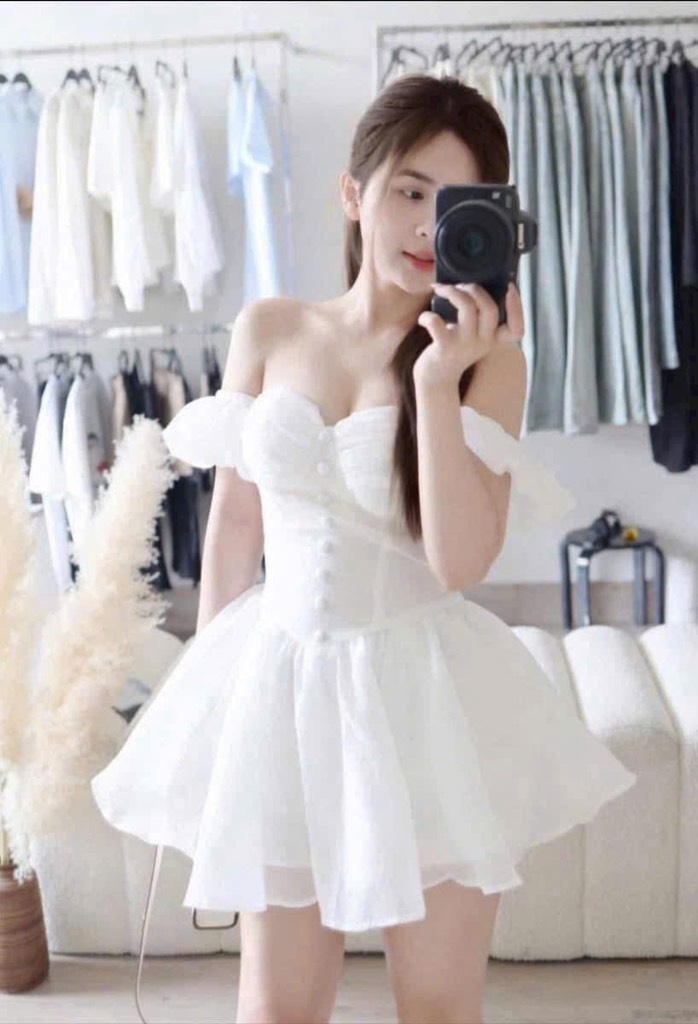 Đầm trắng cúp ngực có mút nút bọc