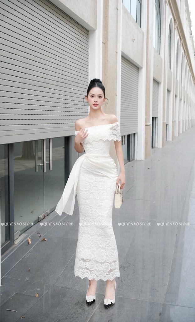 Đầm ren ôm body trễ vai
