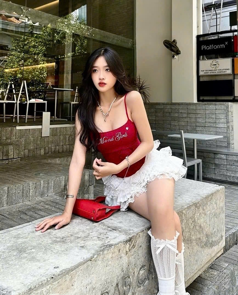 Set áo 2 dây đỏ thêu chân váy phối ren 4 tầng