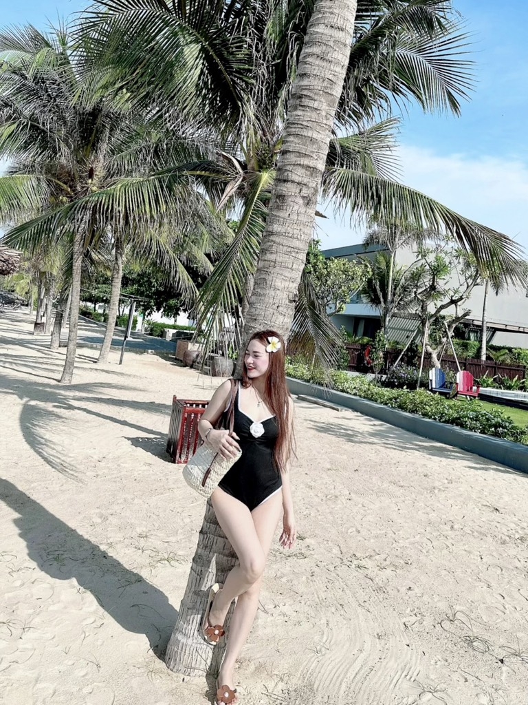 Set bikini đen nhún ngực kèm hoa
