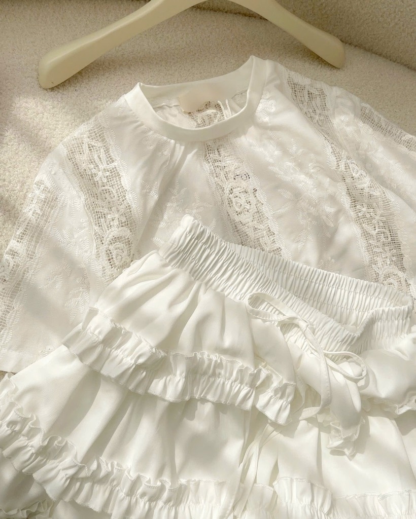 Set ren cổ tròn chân váy tầng