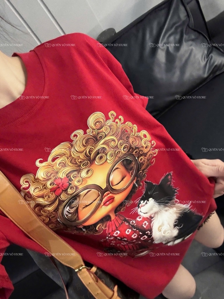 Áo thun cô gái tóc xù mèo