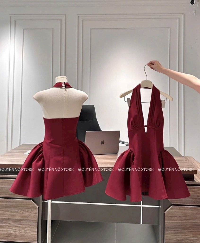 Đầm đỏ cổ yếm V phối ren