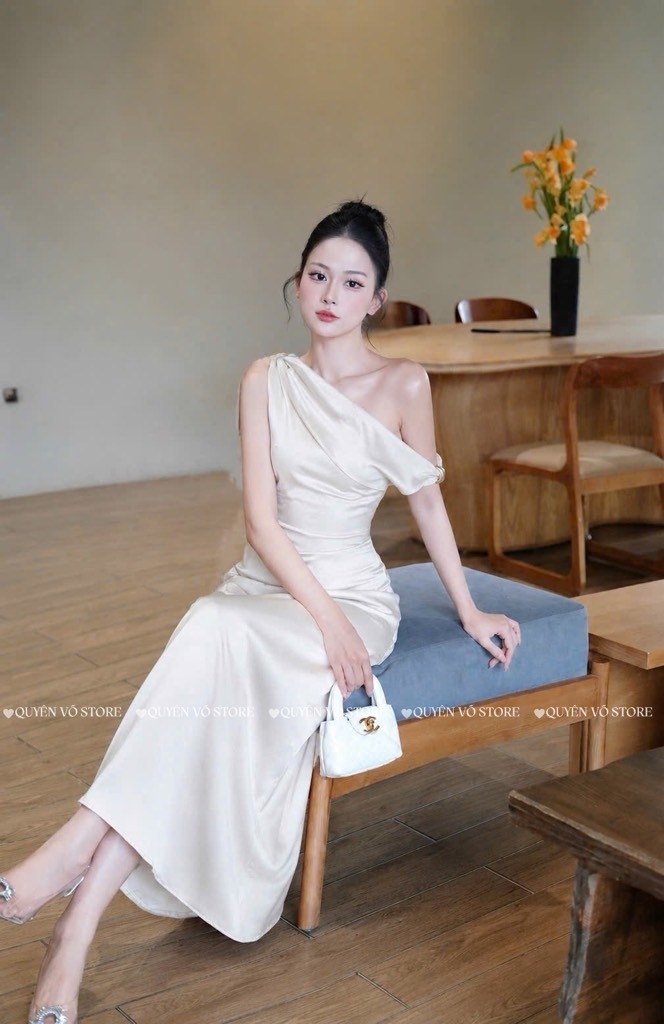 Đầm lụa lệch vai xếp ly eo - Kem
