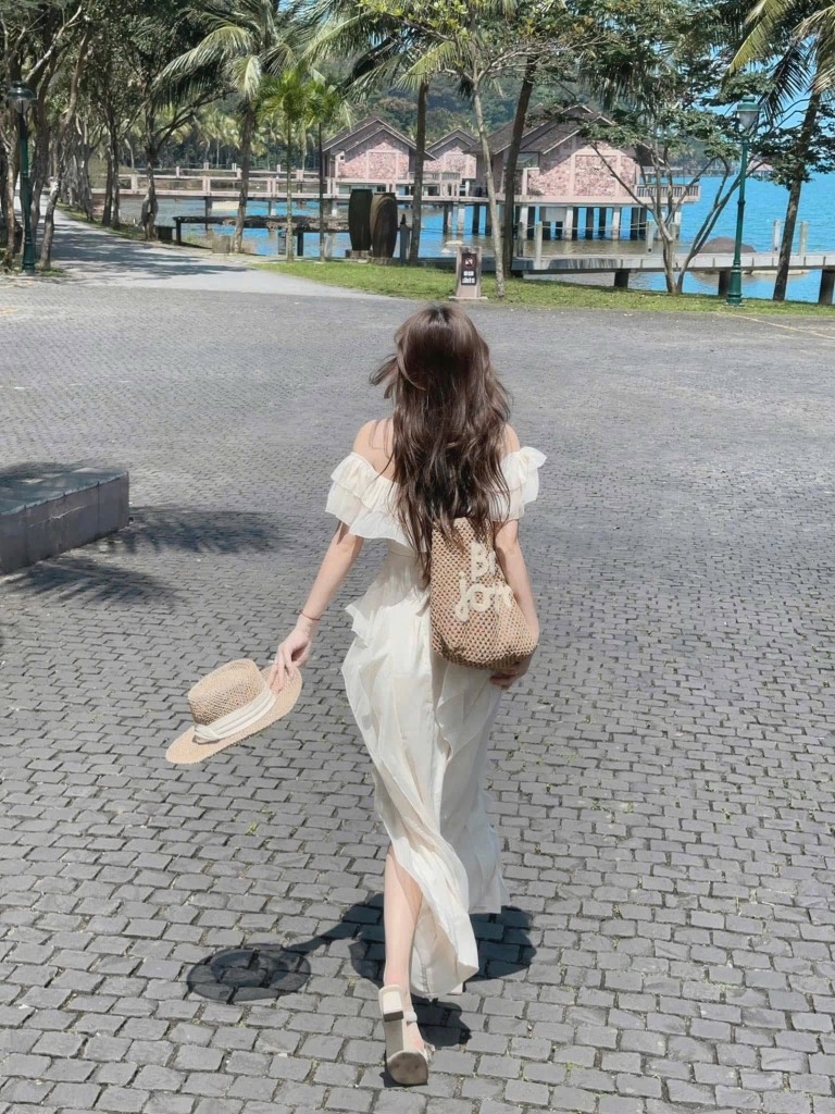 Đầm midi trễ vai kem