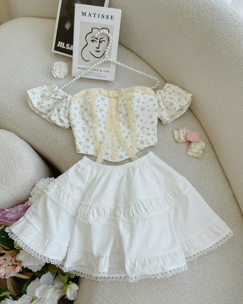 Set áo hoa nhí cúp ngực chân váy viền ren