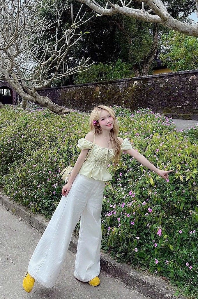 Set áo nhún tay phồng quần suông trắng