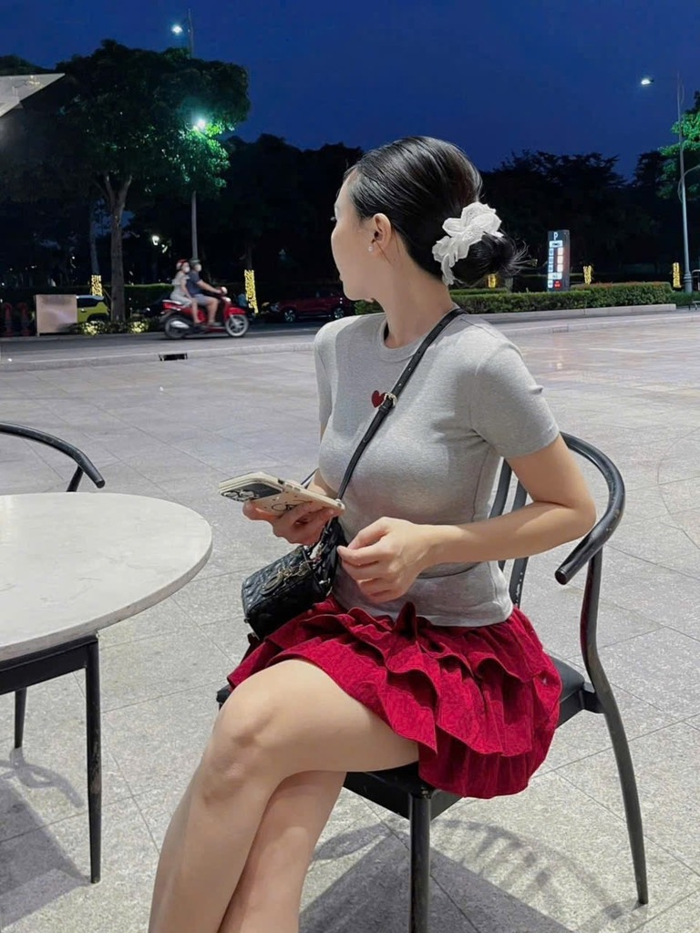 Set áo thun ôm body thêu x chân váy tầng
