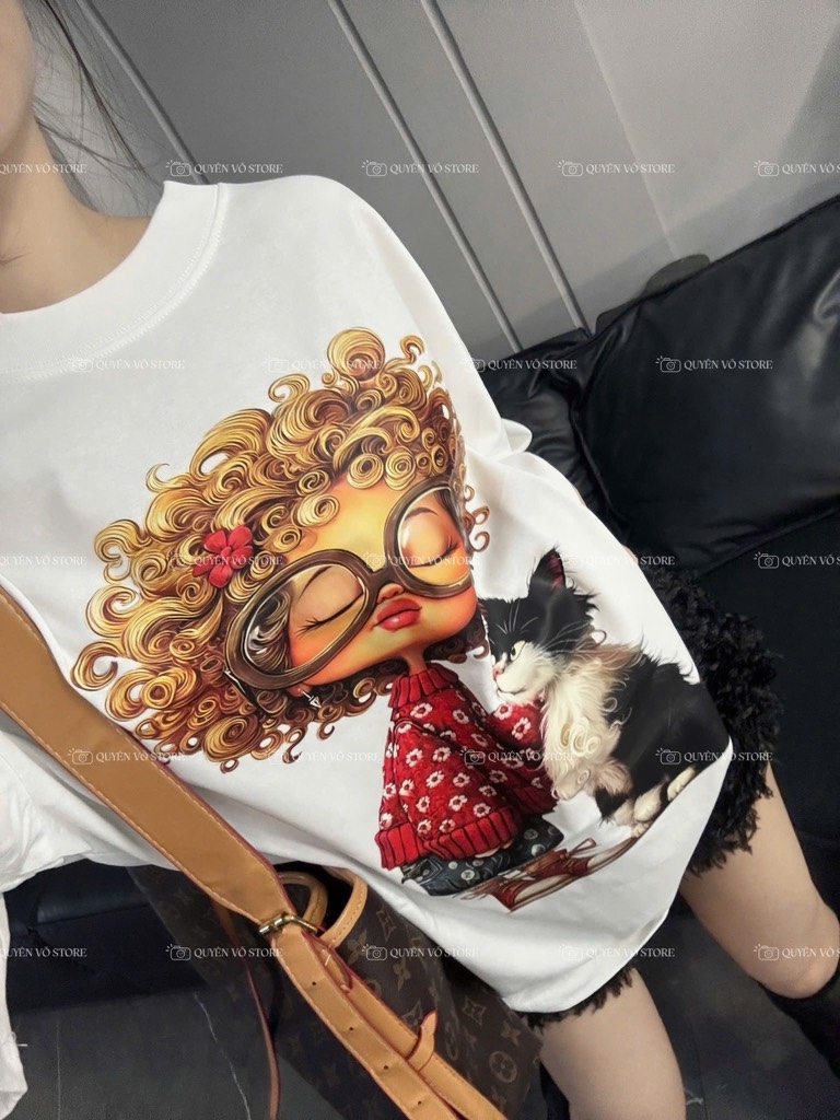 Áo thun cô gái tóc xù mèo
