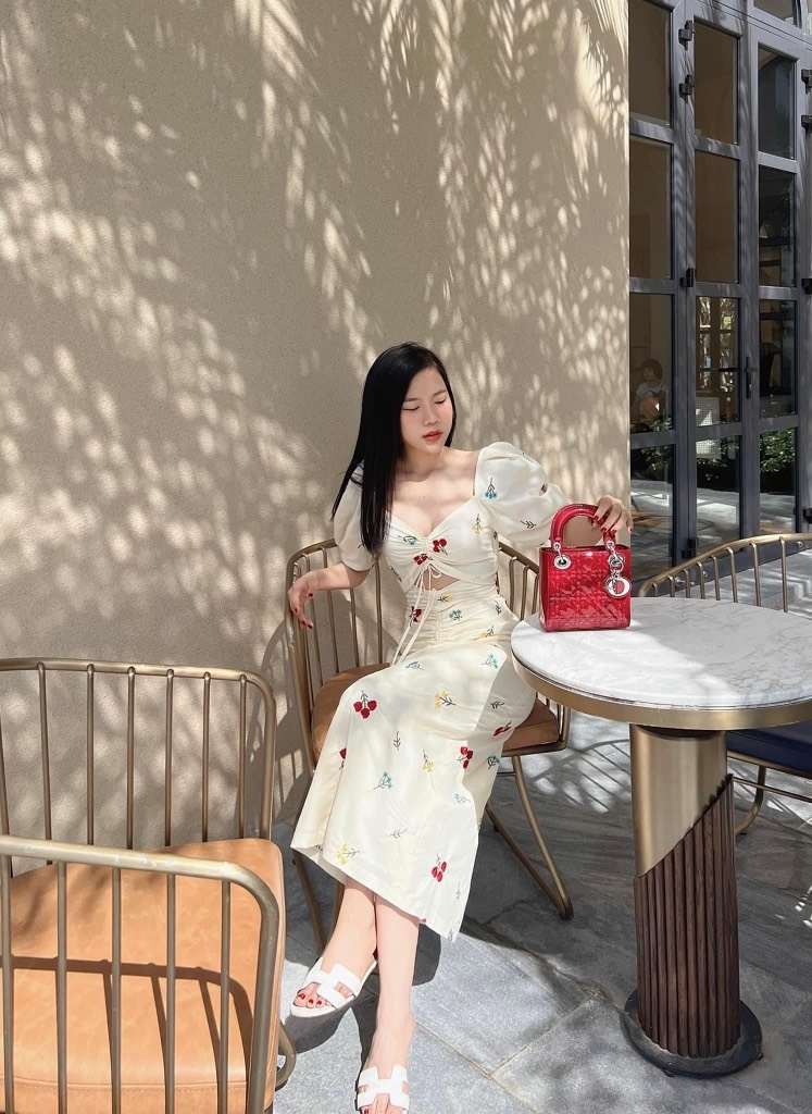 Đầm kem thêu hoa rút ngực